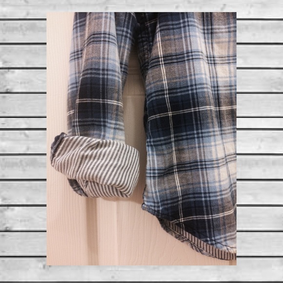 Blue & White Plaid Button Up - Forever 21 - Picture 4 of 4